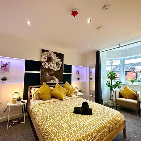 Massive New 8 Bedroom House Sleeps Up To 21 - Accepts Groups - Great Location - Free Parking - Fast Wifi - Smart Tvs - Sleeps Up To 21 People - Close To Bournemouth & Poole Town Centre & Sandbanks Kültér fotó