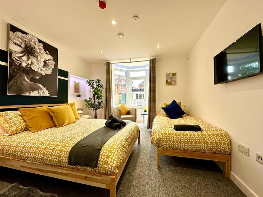 Massive New 8 Bedroom House Sleeps Up To 21 - Accepts Groups - Great Location - Free Parking - Fast Wifi - Smart Tvs - Sleeps Up To 21 People - Close To Bournemouth & Poole Town Centre & Sandbanks Kültér fotó