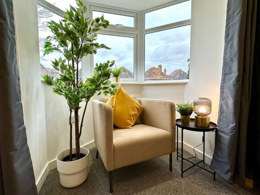 Massive New 8 Bedroom House Sleeps Up To 21 - Accepts Groups - Great Location - Free Parking - Fast Wifi - Smart Tvs - Sleeps Up To 21 People - Close To Bournemouth & Poole Town Centre & Sandbanks Kültér fotó