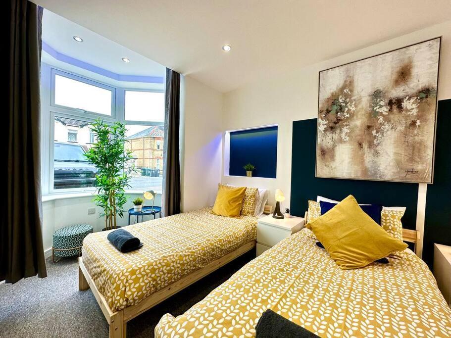 Massive New 8 Bedroom House Sleeps Up To 21 - Accepts Groups - Great Location - Free Parking - Fast Wifi - Smart Tvs - Sleeps Up To 21 People - Close To Bournemouth & Poole Town Centre & Sandbanks Kültér fotó