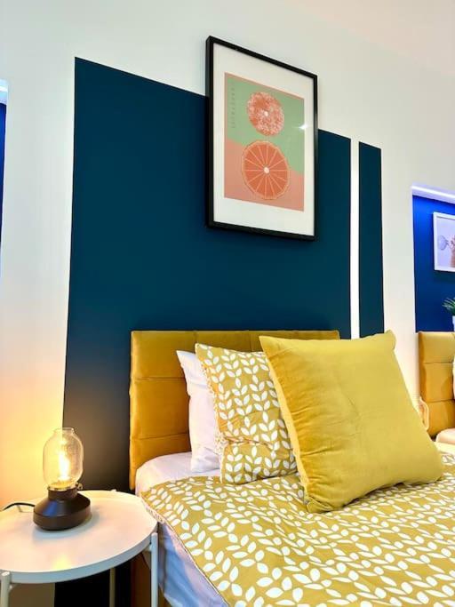 Massive New 8 Bedroom House Sleeps Up To 21 - Accepts Groups - Great Location - Free Parking - Fast Wifi - Smart Tvs - Sleeps Up To 21 People - Close To Bournemouth & Poole Town Centre & Sandbanks Kültér fotó