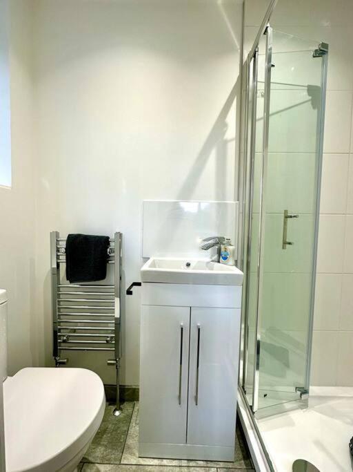 Massive New 8 Bedroom House Sleeps Up To 21 - Accepts Groups - Great Location - Free Parking - Fast Wifi - Smart Tvs - Sleeps Up To 21 People - Close To Bournemouth & Poole Town Centre & Sandbanks Kültér fotó