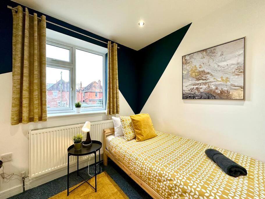 Massive New 8 Bedroom House Sleeps Up To 21 - Accepts Groups - Great Location - Free Parking - Fast Wifi - Smart Tvs - Sleeps Up To 21 People - Close To Bournemouth & Poole Town Centre & Sandbanks Kültér fotó