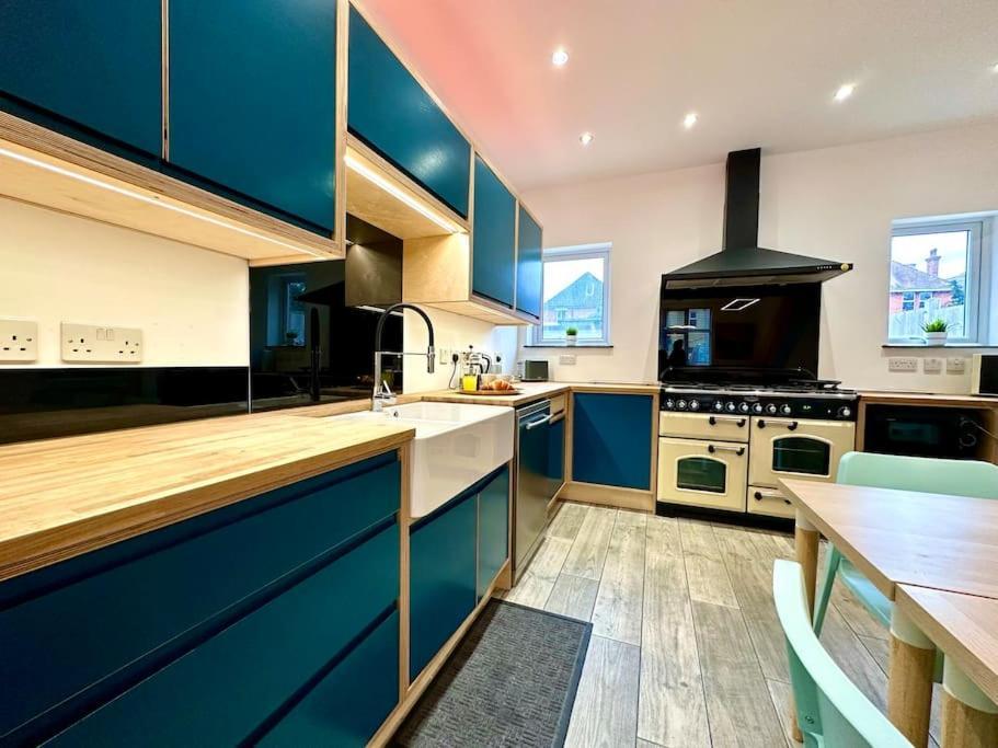 Massive New 8 Bedroom House Sleeps Up To 21 - Accepts Groups - Great Location - Free Parking - Fast Wifi - Smart Tvs - Sleeps Up To 21 People - Close To Bournemouth & Poole Town Centre & Sandbanks Kültér fotó