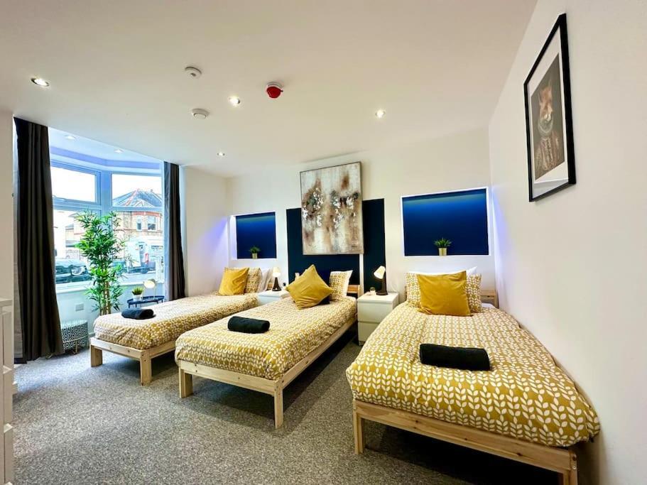 Massive New 8 Bedroom House Sleeps Up To 21 - Accepts Groups - Great Location - Free Parking - Fast Wifi - Smart Tvs - Sleeps Up To 21 People - Close To Bournemouth & Poole Town Centre & Sandbanks Kültér fotó