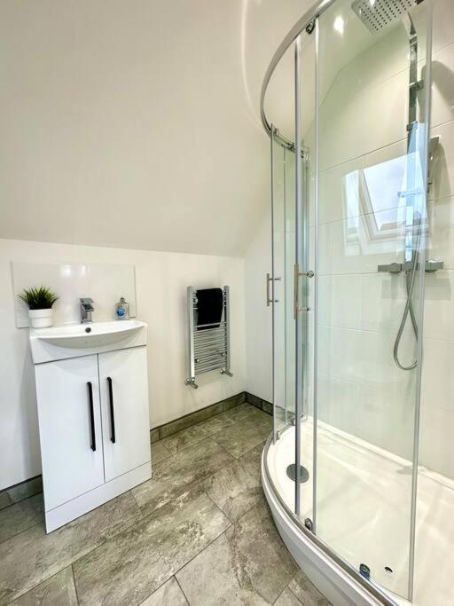 Massive New 8 Bedroom House Sleeps Up To 21 - Accepts Groups - Great Location - Free Parking - Fast Wifi - Smart Tvs - Sleeps Up To 21 People - Close To Bournemouth & Poole Town Centre & Sandbanks Kültér fotó