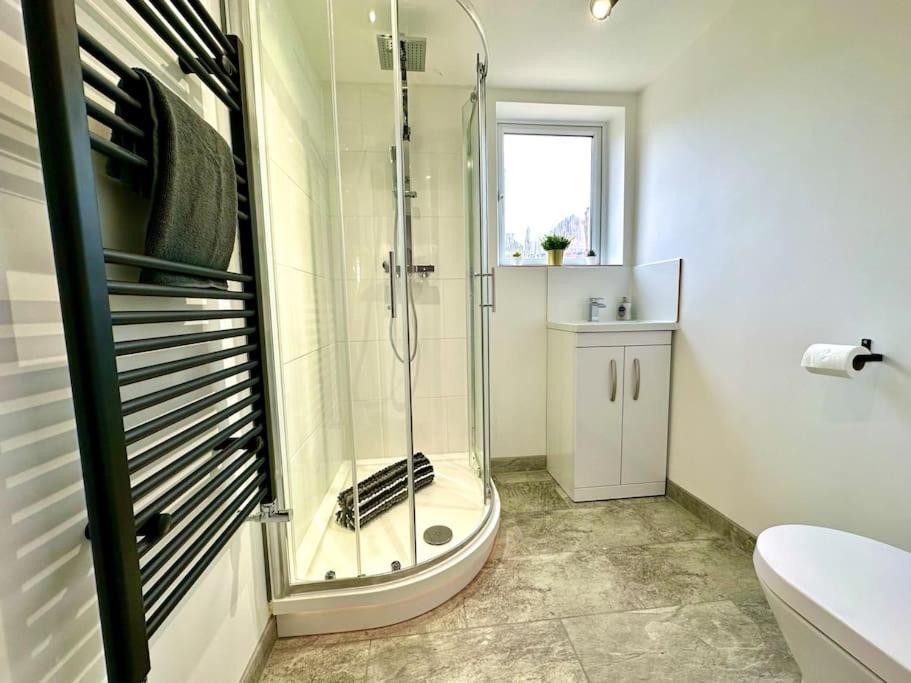 Massive New 8 Bedroom House Sleeps Up To 21 - Accepts Groups - Great Location - Free Parking - Fast Wifi - Smart Tvs - Sleeps Up To 21 People - Close To Bournemouth & Poole Town Centre & Sandbanks Kültér fotó