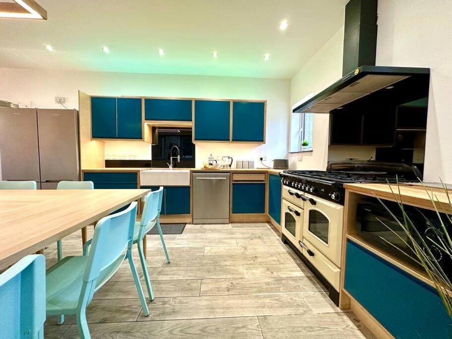Massive New 8 Bedroom House Sleeps Up To 21 - Accepts Groups - Great Location - Free Parking - Fast Wifi - Smart Tvs - Sleeps Up To 21 People - Close To Bournemouth & Poole Town Centre & Sandbanks Kültér fotó