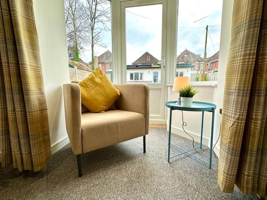 Massive New 8 Bedroom House Sleeps Up To 21 - Accepts Groups - Great Location - Free Parking - Fast Wifi - Smart Tvs - Sleeps Up To 21 People - Close To Bournemouth & Poole Town Centre & Sandbanks Kültér fotó