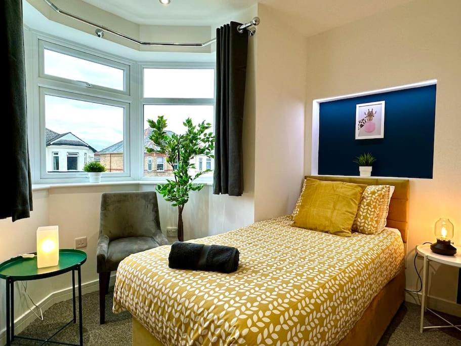 Massive New 8 Bedroom House Sleeps Up To 21 - Accepts Groups - Great Location - Free Parking - Fast Wifi - Smart Tvs - Sleeps Up To 21 People - Close To Bournemouth & Poole Town Centre & Sandbanks Kültér fotó