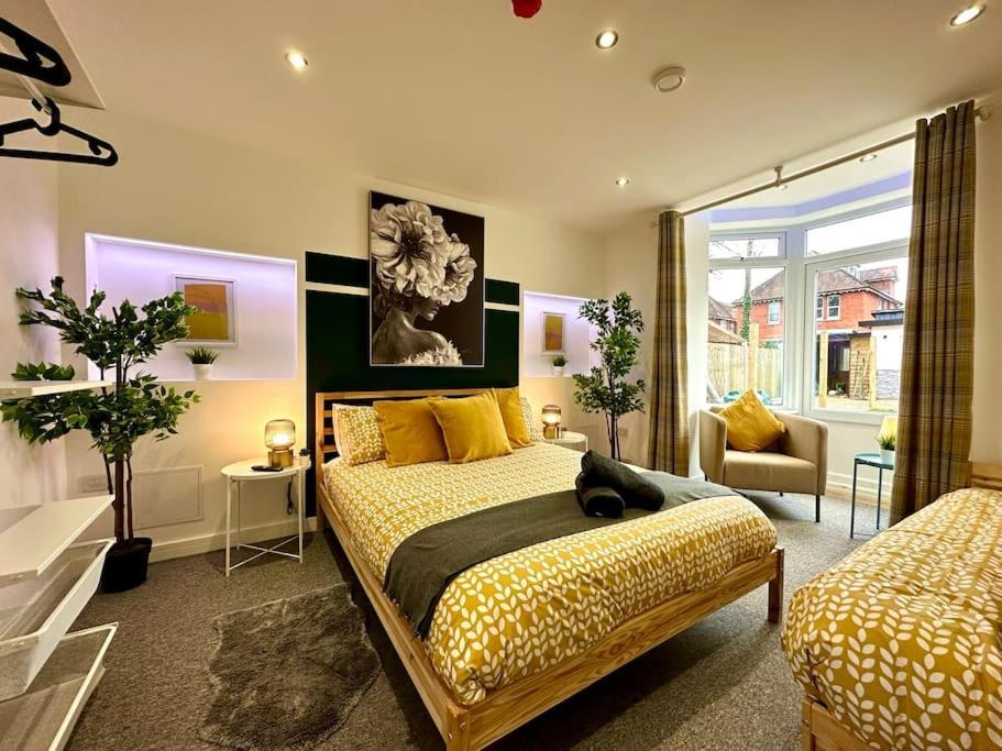 Massive New 8 Bedroom House Sleeps Up To 21 - Accepts Groups - Great Location - Free Parking - Fast Wifi - Smart Tvs - Sleeps Up To 21 People - Close To Bournemouth & Poole Town Centre & Sandbanks Kültér fotó