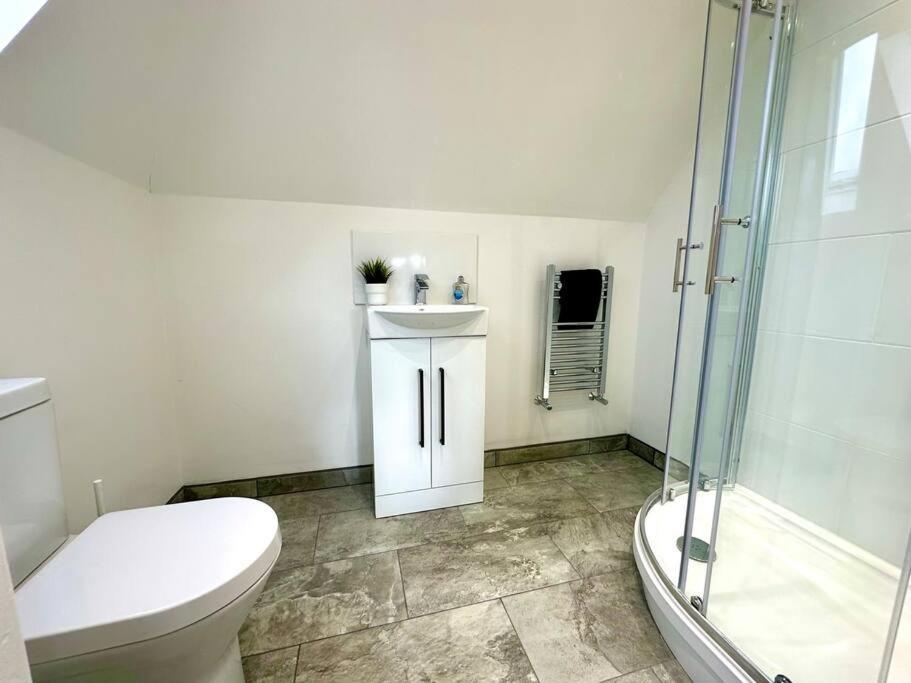 Massive New 8 Bedroom House Sleeps Up To 21 - Accepts Groups - Great Location - Free Parking - Fast Wifi - Smart Tvs - Sleeps Up To 21 People - Close To Bournemouth & Poole Town Centre & Sandbanks Kültér fotó