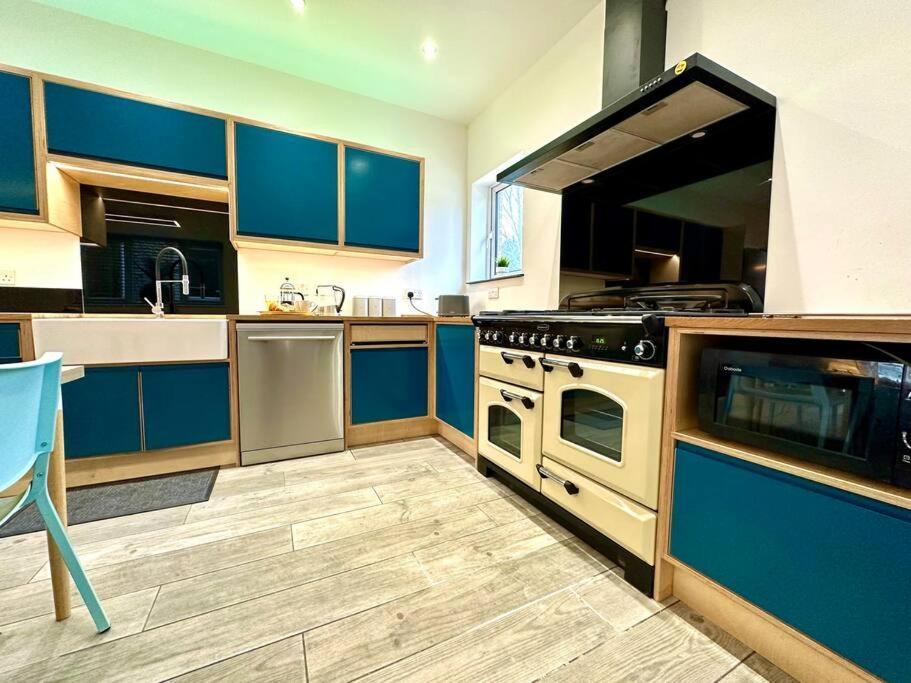 Massive New 8 Bedroom House Sleeps Up To 21 - Accepts Groups - Great Location - Free Parking - Fast Wifi - Smart Tvs - Sleeps Up To 21 People - Close To Bournemouth & Poole Town Centre & Sandbanks Kültér fotó