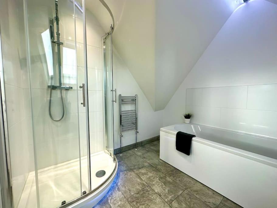 Massive New 8 Bedroom House Sleeps Up To 21 - Accepts Groups - Great Location - Free Parking - Fast Wifi - Smart Tvs - Sleeps Up To 21 People - Close To Bournemouth & Poole Town Centre & Sandbanks Kültér fotó