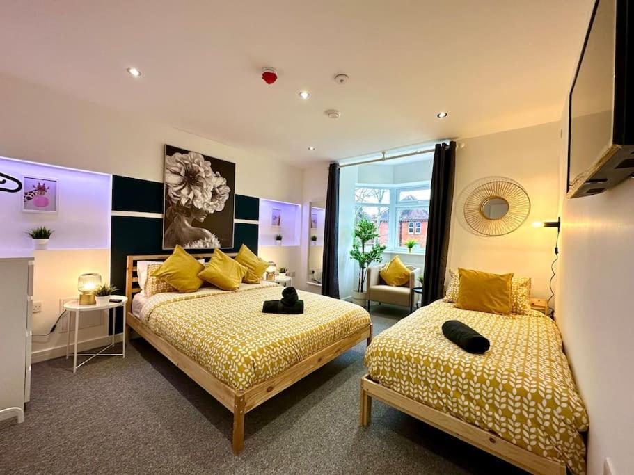 Massive New 8 Bedroom House Sleeps Up To 21 - Accepts Groups - Great Location - Free Parking - Fast Wifi - Smart Tvs - Sleeps Up To 21 People - Close To Bournemouth & Poole Town Centre & Sandbanks Kültér fotó