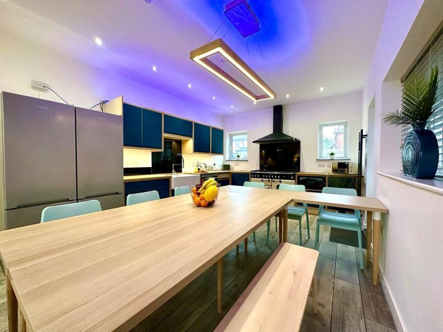 Massive New 8 Bedroom House Sleeps Up To 21 - Accepts Groups - Great Location - Free Parking - Fast Wifi - Smart Tvs - Sleeps Up To 21 People - Close To Bournemouth & Poole Town Centre & Sandbanks Kültér fotó