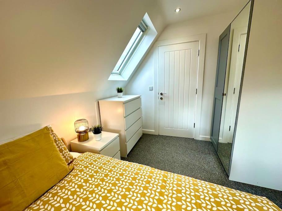 Massive New 8 Bedroom House Sleeps Up To 21 - Accepts Groups - Great Location - Free Parking - Fast Wifi - Smart Tvs - Sleeps Up To 21 People - Close To Bournemouth & Poole Town Centre & Sandbanks Kültér fotó