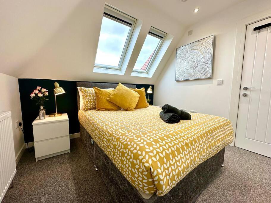 Massive New 8 Bedroom House Sleeps Up To 21 - Accepts Groups - Great Location - Free Parking - Fast Wifi - Smart Tvs - Sleeps Up To 21 People - Close To Bournemouth & Poole Town Centre & Sandbanks Kültér fotó