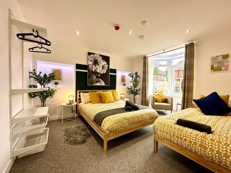 Massive New 8 Bedroom House Sleeps Up To 21 - Accepts Groups - Great Location - Free Parking - Fast Wifi - Smart Tvs - Sleeps Up To 21 People - Close To Bournemouth & Poole Town Centre & Sandbanks Kültér fotó