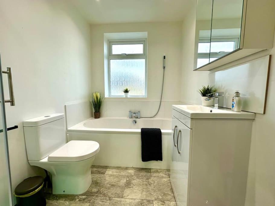 Massive New 8 Bedroom House Sleeps Up To 21 - Accepts Groups - Great Location - Free Parking - Fast Wifi - Smart Tvs - Sleeps Up To 21 People - Close To Bournemouth & Poole Town Centre & Sandbanks Kültér fotó