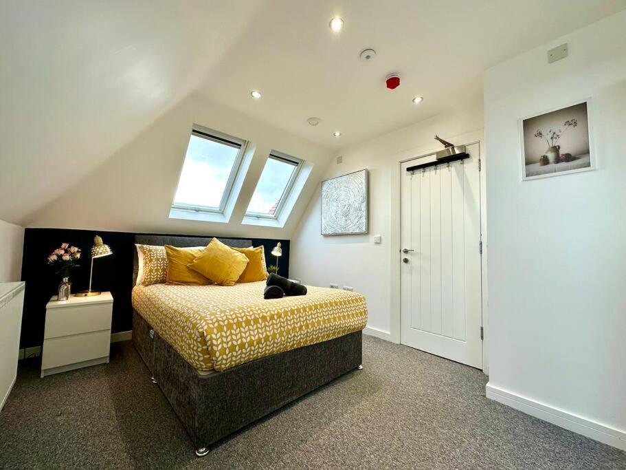Massive New 8 Bedroom House Sleeps Up To 21 - Accepts Groups - Great Location - Free Parking - Fast Wifi - Smart Tvs - Sleeps Up To 21 People - Close To Bournemouth & Poole Town Centre & Sandbanks Kültér fotó
