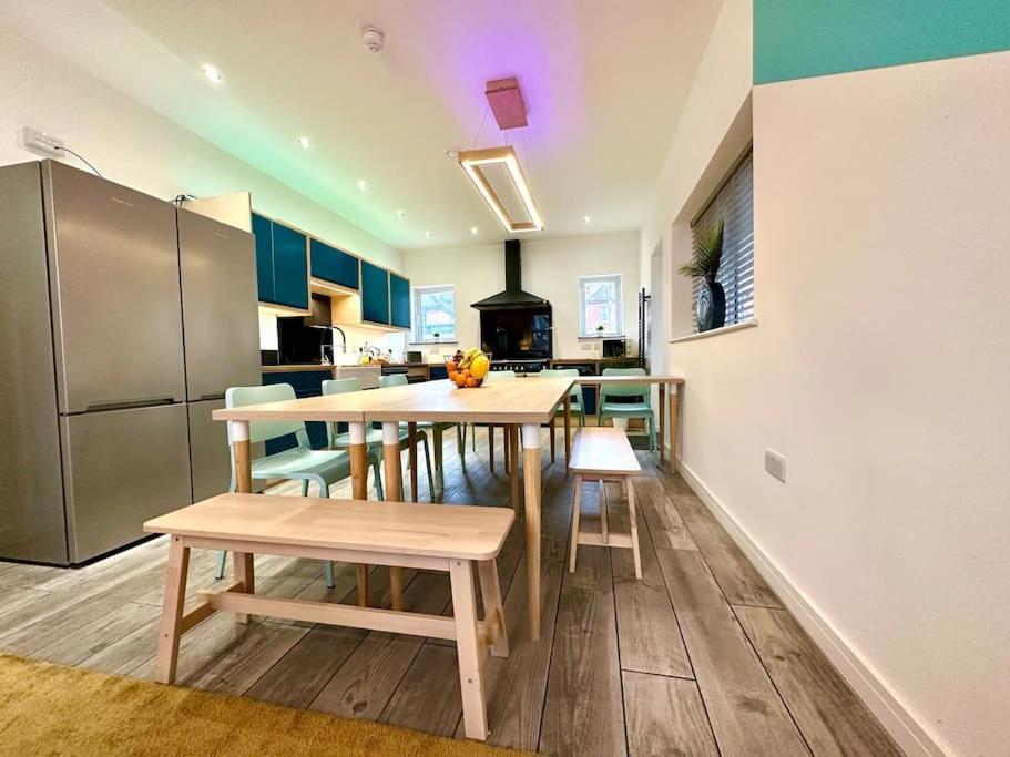 Massive New 8 Bedroom House Sleeps Up To 21 - Accepts Groups - Great Location - Free Parking - Fast Wifi - Smart Tvs - Sleeps Up To 21 People - Close To Bournemouth & Poole Town Centre & Sandbanks Kültér fotó
