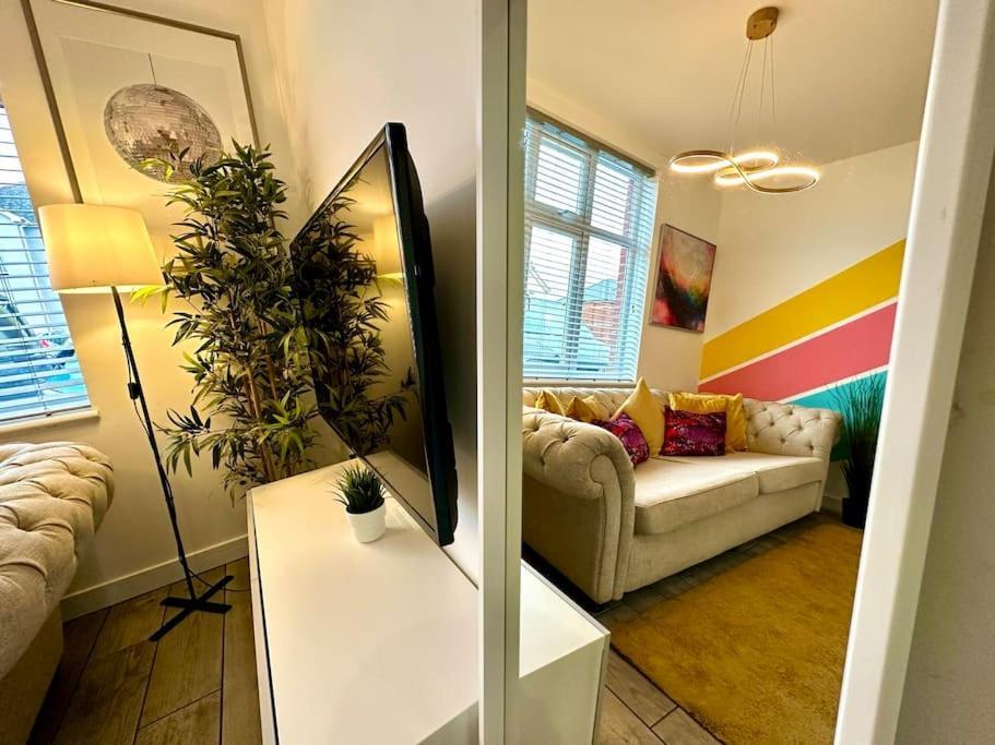 Massive New 8 Bedroom House Sleeps Up To 21 - Accepts Groups - Great Location - Free Parking - Fast Wifi - Smart Tvs - Sleeps Up To 21 People - Close To Bournemouth & Poole Town Centre & Sandbanks Kültér fotó