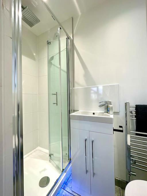 Massive New 8 Bedroom House Sleeps Up To 21 - Accepts Groups - Great Location - Free Parking - Fast Wifi - Smart Tvs - Sleeps Up To 21 People - Close To Bournemouth & Poole Town Centre & Sandbanks Kültér fotó