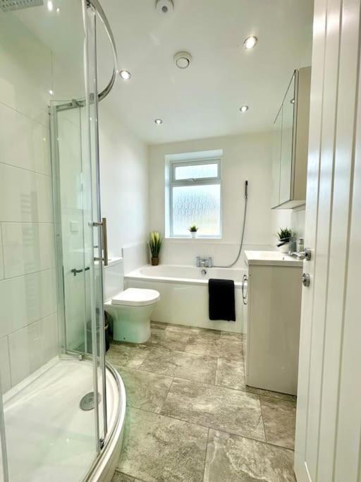Massive New 8 Bedroom House Sleeps Up To 21 - Accepts Groups - Great Location - Free Parking - Fast Wifi - Smart Tvs - Sleeps Up To 21 People - Close To Bournemouth & Poole Town Centre & Sandbanks Kültér fotó