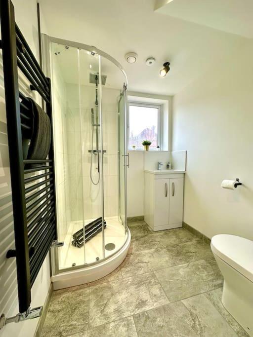 Massive New 8 Bedroom House Sleeps Up To 21 - Accepts Groups - Great Location - Free Parking - Fast Wifi - Smart Tvs - Sleeps Up To 21 People - Close To Bournemouth & Poole Town Centre & Sandbanks Kültér fotó