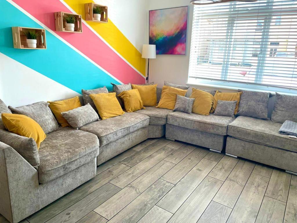 Massive New 8 Bedroom House Sleeps Up To 21 - Accepts Groups - Great Location - Free Parking - Fast Wifi - Smart Tvs - Sleeps Up To 21 People - Close To Bournemouth & Poole Town Centre & Sandbanks Kültér fotó