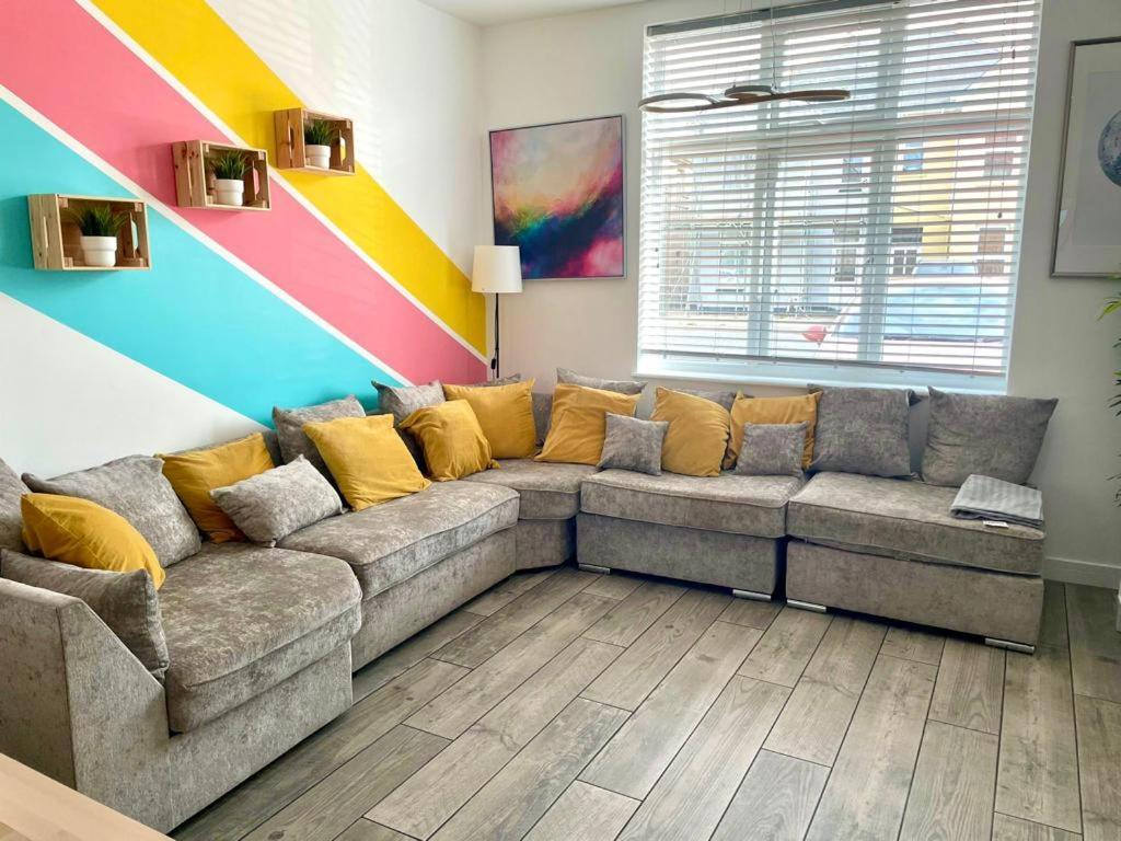 Massive New 8 Bedroom House Sleeps Up To 21 - Accepts Groups - Great Location - Free Parking - Fast Wifi - Smart Tvs - Sleeps Up To 21 People - Close To Bournemouth & Poole Town Centre & Sandbanks Kültér fotó